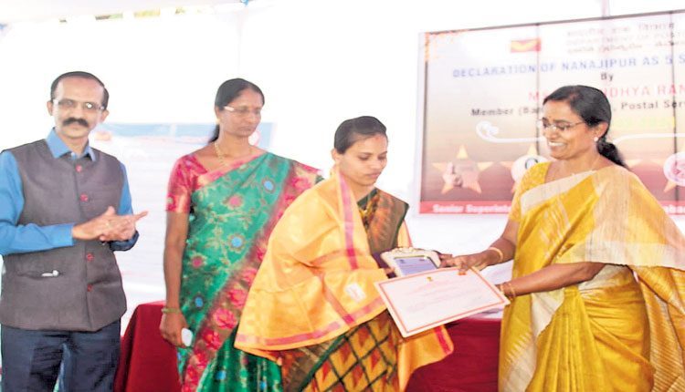 పట్టుబట్టి.. పొదుపు బాట పట్టించిన తపాలా ఉద్యోగిని