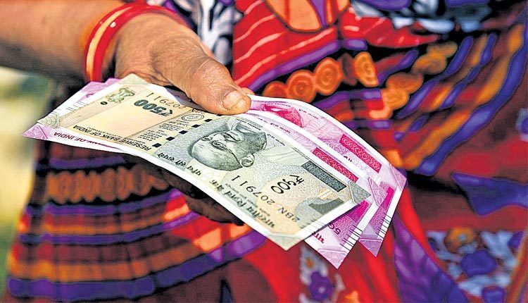 ఇప్పటికీ నగదుతోనే..