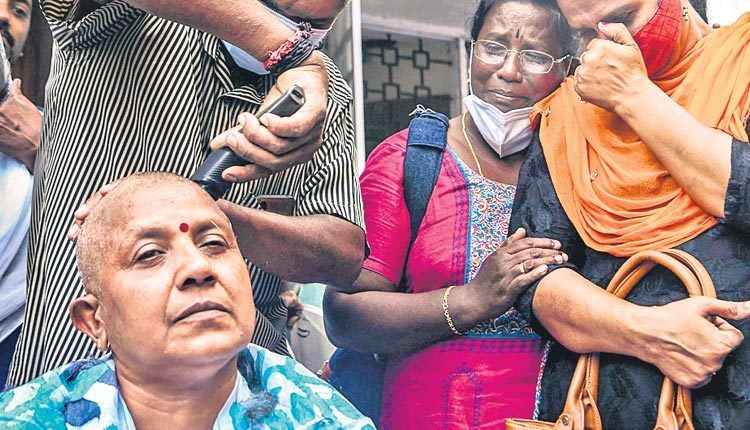 టికెట్‌ దక్కలేదని గుండు