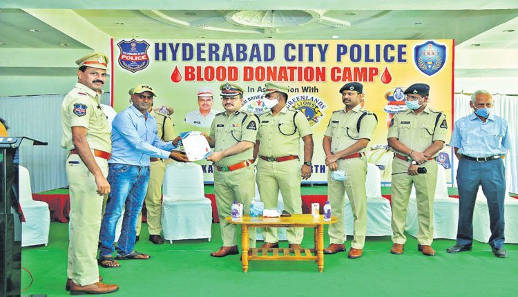 రక్తదాతలు ముందుకురావాలి