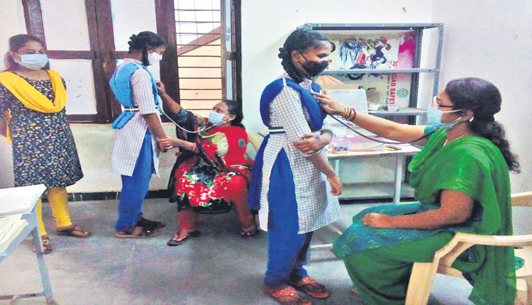 సర్కారు బడుల్లో వైద్య శిబిరాలు షురూ..