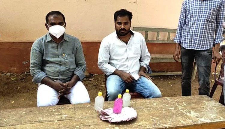 లంచం తీసుకుంటూ పట్టుబడ్డ డిప్యూటీ తహసీల్దార్‌, సర్వేయర్‌