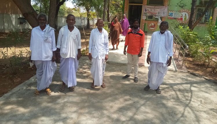 వ్యాక్సినేషన్‌ సెంటర్లకు కదులుతున్న జనం