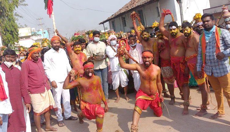 ఎల్లమ్మతల్లికి ఘనంగా బోనాలు