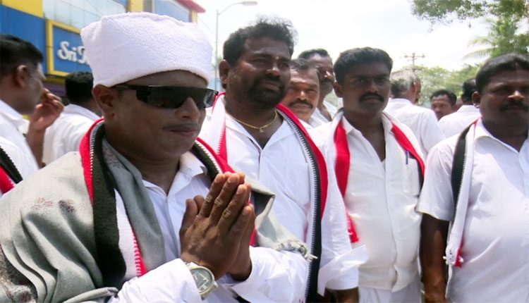 ఎంజీ రామచంద్రన్ గెటప్లో.. ఏఎంఎంకే అభ్యర్థి ప్రచారం