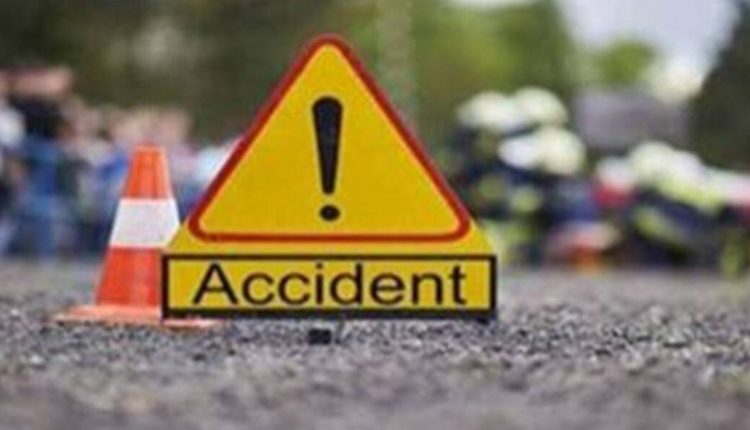 చెట్టును ఢీకొట్టిన ద్విచక్ర వాహనం.. ముగ్గురు మృతి