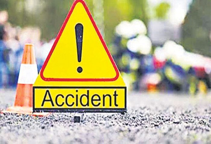 లారీని ఢీకొట్టిన డీసీఎం.. డ్రైవర్‌ మృతి