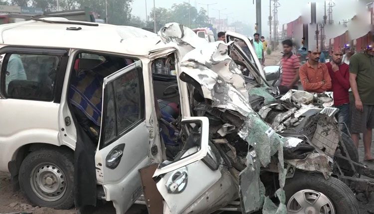 ఆగ్రాలో ఘోర ప్రమాదం.. ఎనిమిది మంది మృతి