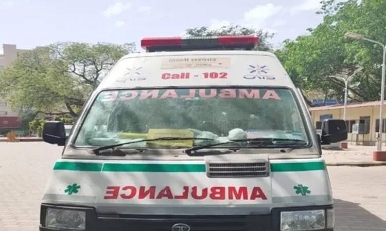 అంబులెన్స్‌లో గ‌ర్భిణి.. అడ్డుకున్న ఆందోళ‌న‌కారులు