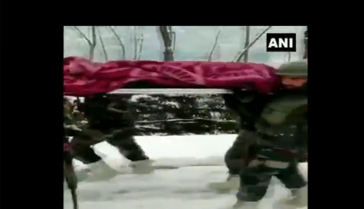 పురిటినొప్పుల‌తో గ‌ర్భిణి.. భుజాల‌పై మోసిన జ‌వాన్‌లు