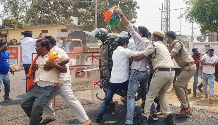 ఎమ్మెల్యే కార్యాలయంపై దాడికి యత్నం