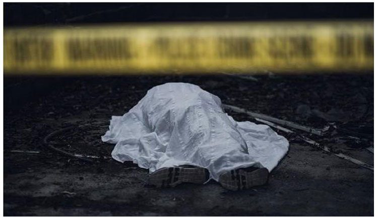 దారుణం : అనుమానంతో భార్య, ఇద్దరు కూతుళ్లను కడతేర్చాడు!