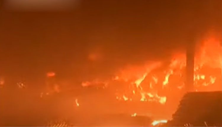 పాత బస్తీలో అర్ధరాత్రి అగ్నిప్రమాదం