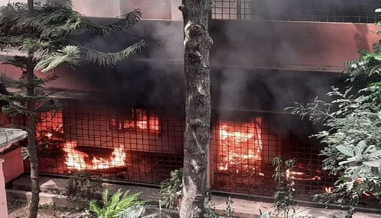 బంగ్లాదేశ్‌ సెంట్రల్ లైబ్రరీకి నిప్పంటించిన ఉగ్రవాదులు