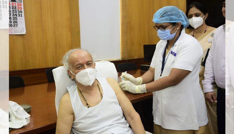 కొవిడ్‌-19 వ్యాక్సిన్‌ తీసుకున్న మహారాష్ట్ర గవర్నర్‌