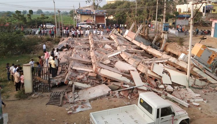 కుప్పకూలిన రెండంతస్తుల భవనం