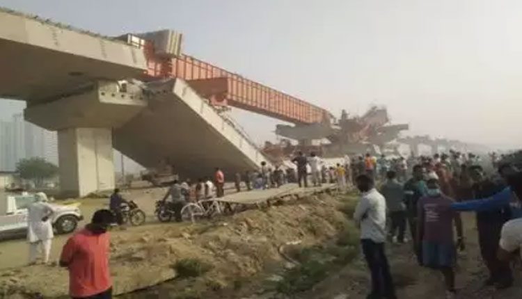 కూలిన నిర్మాణంలోని వంతెన.. ముగ్గురికి గాయాలు