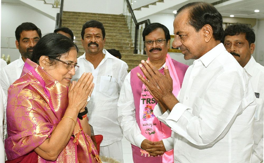 నిలిచి గెలిచిన తొలి మహిళ