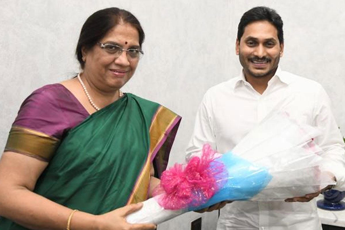 సీఎం జగన్‌ను కలిసిన ప్రభుత్వ మాజీ ప్రధాన కార్యదర్శి నీలం సాహ్ని