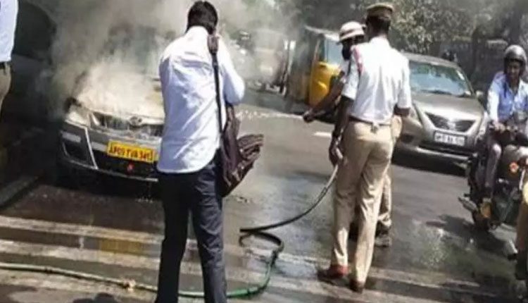 కారులో మంటలు.. ప్రయాణికులకు తప్పిన ప్రమాదం