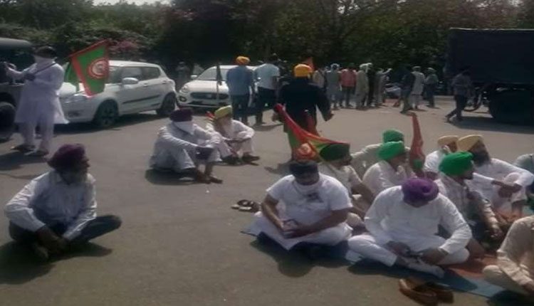 ధర్నాలో కూర్చున్న వారిపైకి దూసుకొచ్చిన కారు.. ఒకరు మృతి, ఎనిమిది మందికి గాయాలు