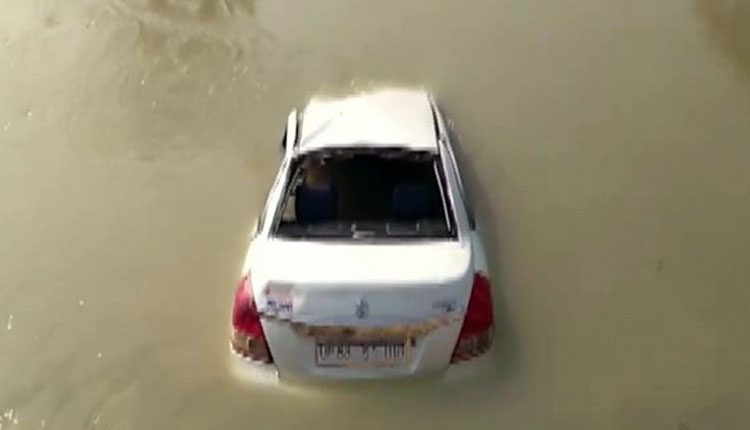 కాల్వలోకి దూసుకెళ్లిన కారు.. ముగ్గురు గల్లంతు