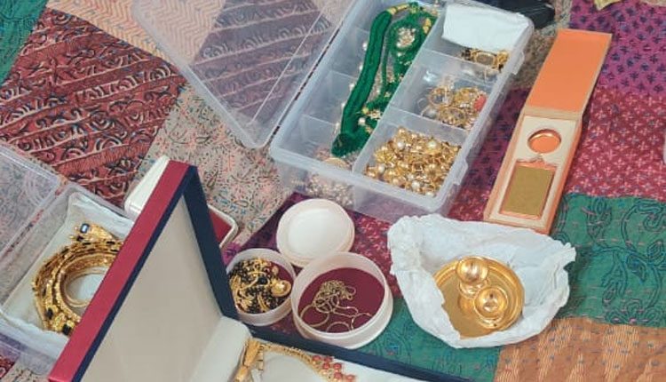 అవినీతి అధికారి ఇంట్లో సోదాలు.. భారీగా బంగారం, న‌గ‌దు స్వాధీనం!