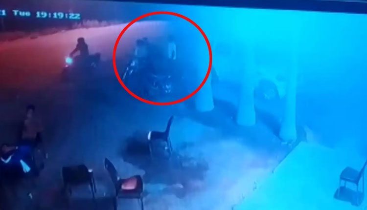 బైక్‌పై వ‌చ్చి కాల్పులు..  కాంగ్రెస్‌ నేత దారుణ‌హ‌త్య