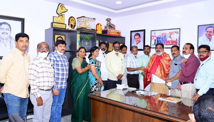 సహకార ఉద్యోగుల సేవలను వినియోగించుకోవాలని మంత్రికి వినతి