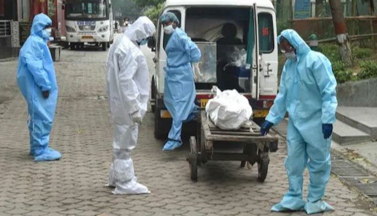 తొలి డోసు టీకా తీసుకున్న వైద్య విద్యార్థి కరోనాతో మృతి