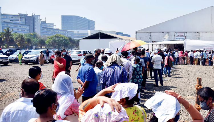 వ్యాక్సిన్ కోసం క్యూలైన్‌లో.. గుండెపోటుతో వృద్ధుడు మృతి