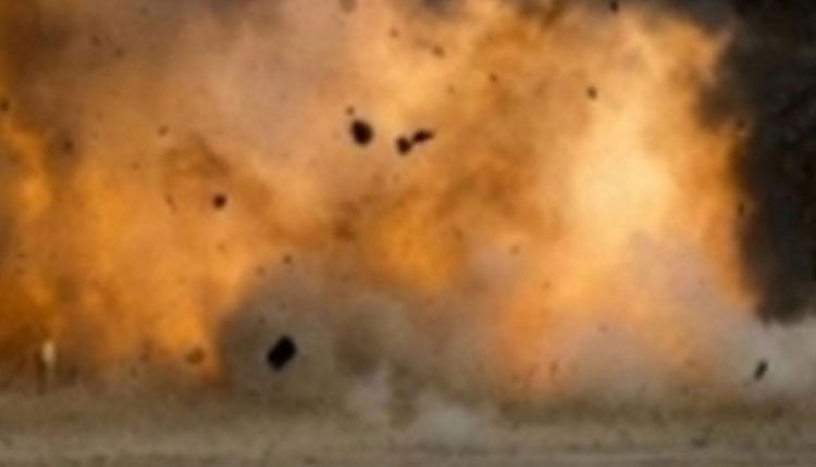 నాటు బాంబు పేలి ఏడేండ్ల బాలుడు మృతి