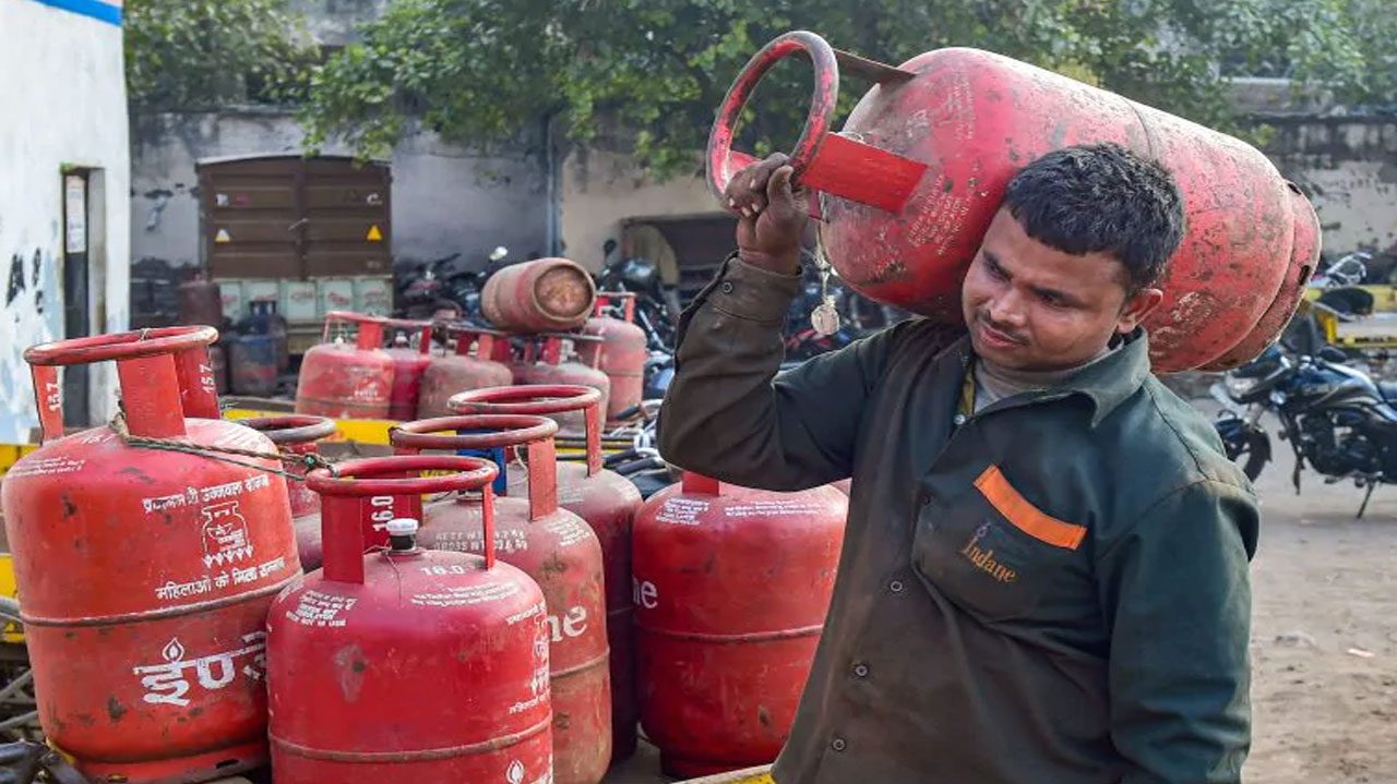 వంటింట్లో గ్యాస్ మంట‌.. ఆరు నెల‌ల్లో ఎంత పెరిగిందంటే..?!