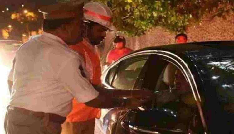 నిజాంపేట్‌లో డ్రంక్‌ అండ్‌ డ్రైవ్‌ తనిఖీలు.. పోలీసులను ఢీకొట్టిన కార్లు