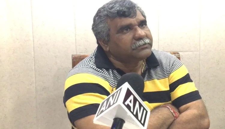 గెలిపిస్తే అయోధ్య యాత్ర తీసుకెళ్తానని హామీ.. ఈసీ నోటీసులు