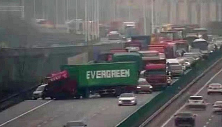 చైనాలో చిక్కుకున్న ‘ఎవర్‌ గివెన్‌’ ట్రాలీ.. నిలిచిన ట్రాఫిక్‌