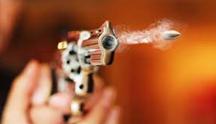 యూపీలో దారుణం: కొవిడ్-19 రోగి కుటుంబంపై కాల్పులు?!