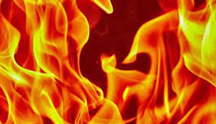 భార్యపై పెట్రోల్‌ పోసి నిప్పంటించిన భర్త