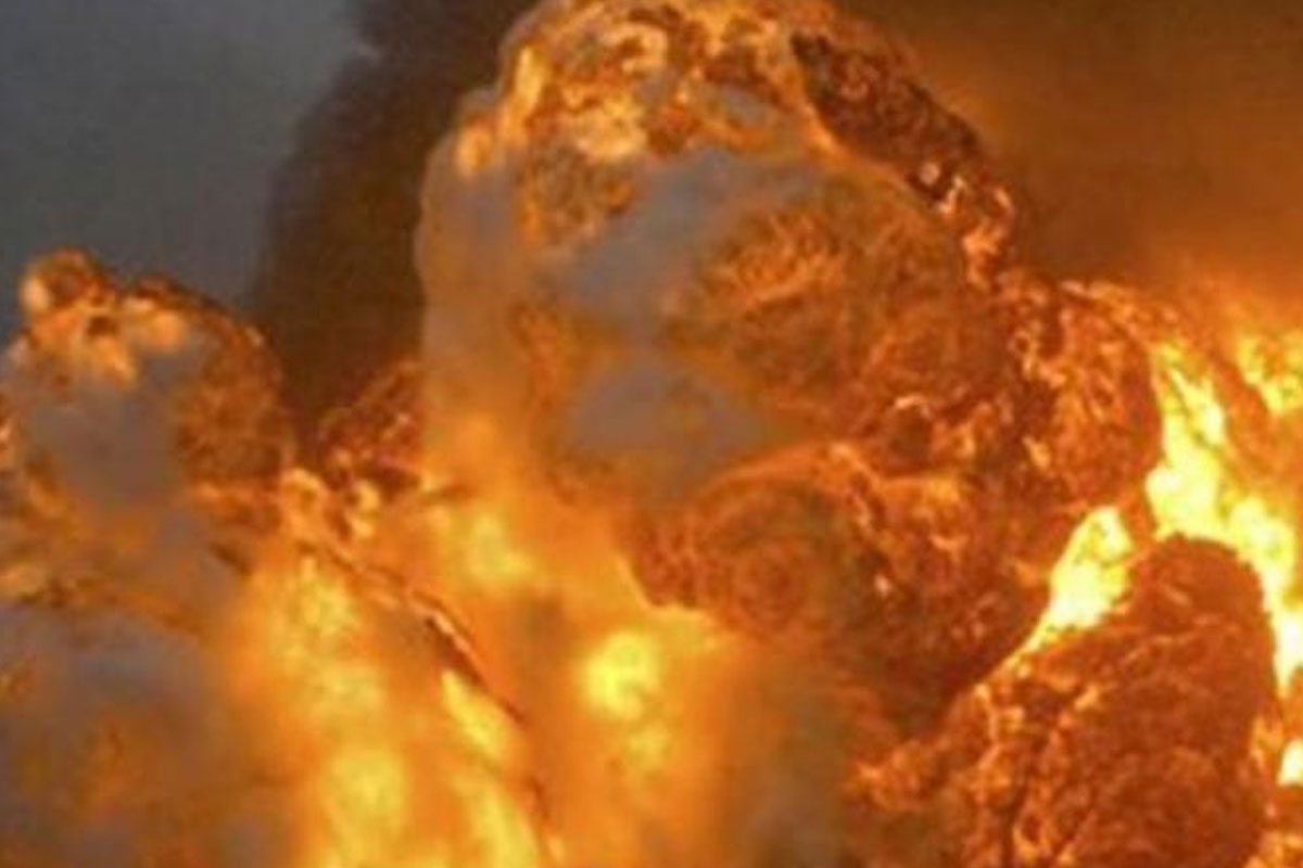 సిలిండర్‌ పేలి వ్యక్తి సజీవ దహనం.. 4 టిప్పర్లు, ట్రాక్టర్‌ దగ్ధం