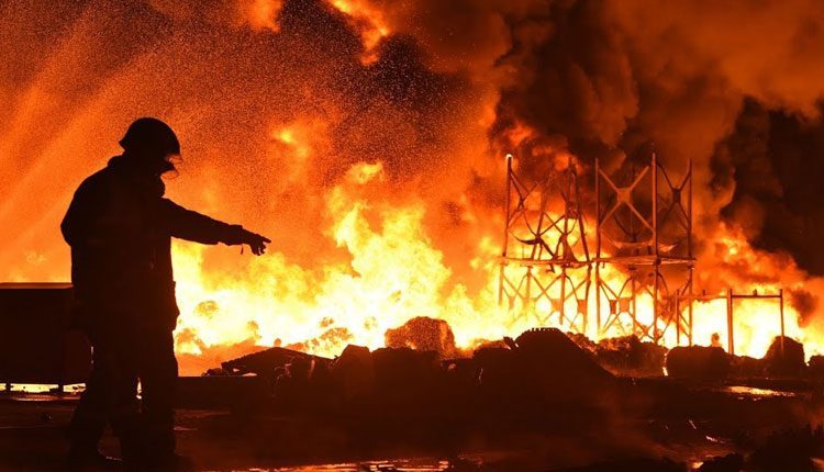 పరిశ్రమలో అగ్నిప్రమాదం .. నలుగురికి తీవ్రగాయాలు