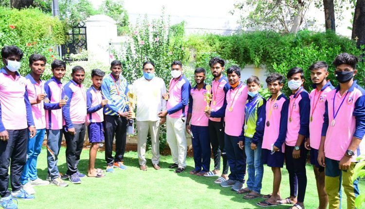 ఫిస్ట్‌బాల్‌ టీమ్‌కు మంత్రి ఎర్రబెల్లి అభినందన