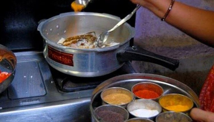 వేడి వేడి ఆహారం వ‌డ్డించ‌లేద‌ని.. అత్త‌పై కోడ‌లు ఫిర్యాదు