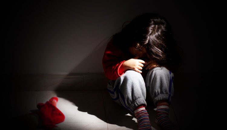 నాలుగేండ్ల చిన్నారిపై స‌వ‌తి తండ్రి అత్యాచారం..!