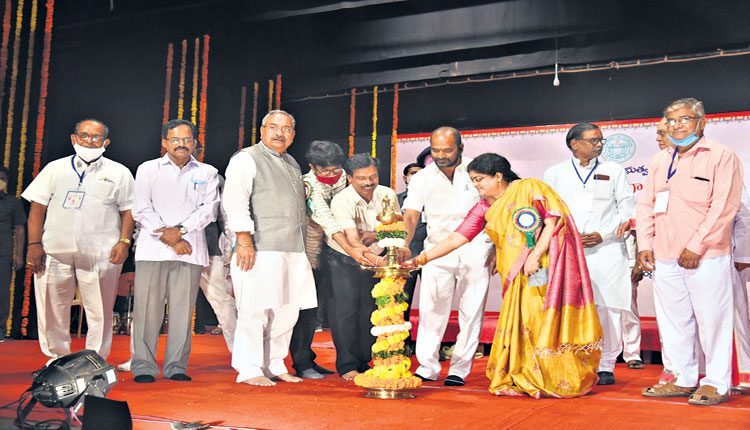 కళలకు పుట్టినిల్లు తెలంగాణ