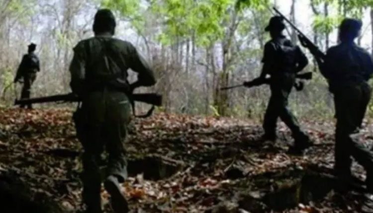 తాడ్వాయిలో పోలీసులు, మావోయిస్టుల మధ్య ఎదురుకాల్పులు