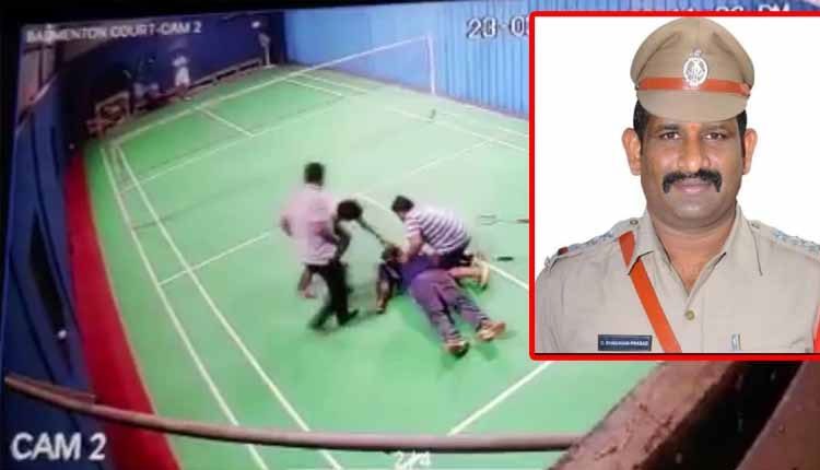 షటిల్‌ ఆడుతూ కుప్పకూలిన సీఐ..