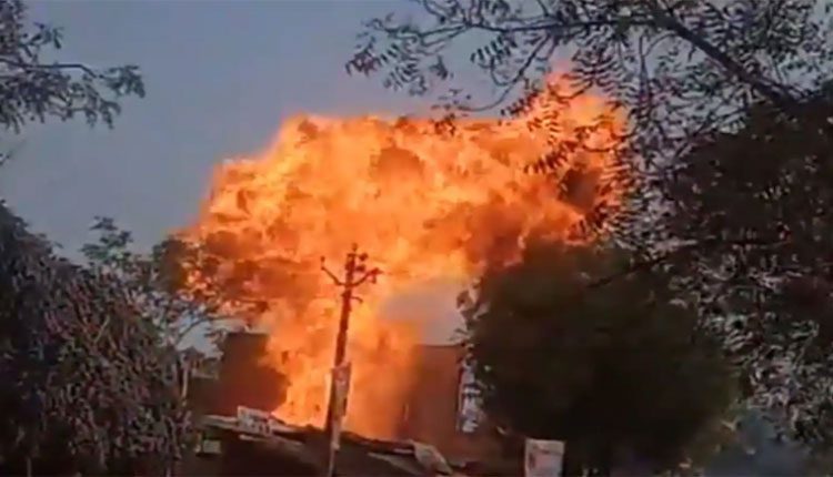 అక్రమ రీఫిల్లింగ్ షాపులో పేలిన 18 గ్యాస్ సిలిండర్లు