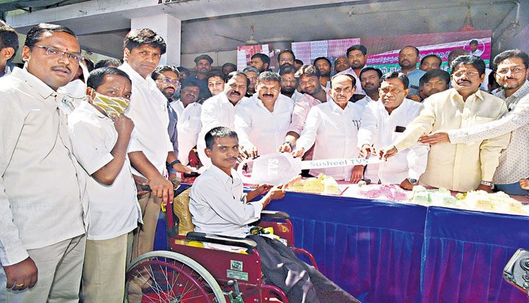 ఘనంగా కవిత బర్త్‌డే వేడుకలు