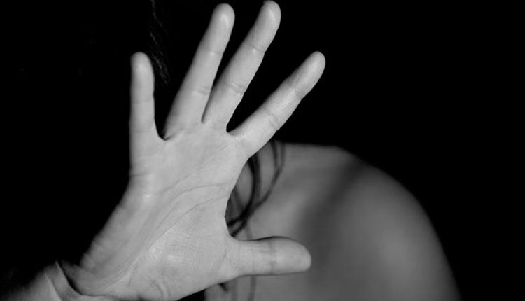 న‌గ్నంగా డ్యాన్స్ చేయాలంటూ బాలిక‌ల‌పై ఒత్తిడి..!