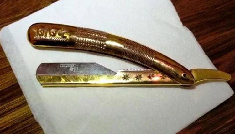 గోల్డెన్‌ రేజర్‌తో కస్టమర్లను ఆకట్టుకుంటున్న సెలూన్‌ ఓనర్‌